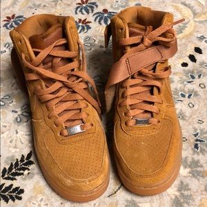 Nike high-top sneaker. In camel brown. Never worn